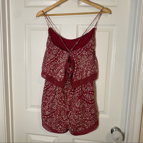 Abercrombie and Fitch women’s red paisley romper with adjustable straps - Picture 6 of 8